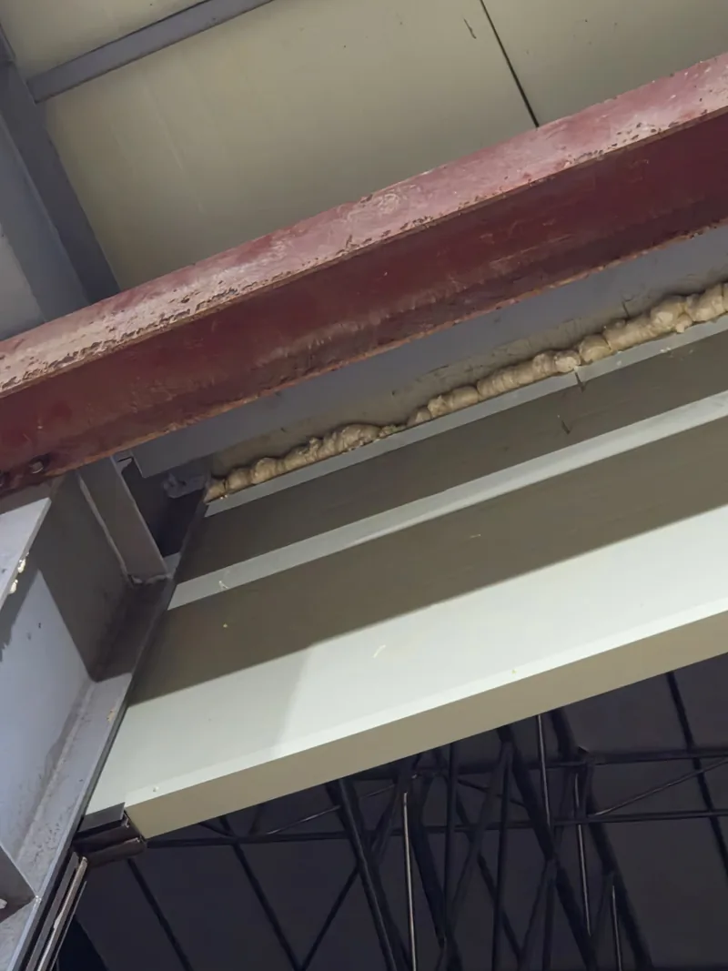 가는 도구로 배수홀 막힘을 뚫는 모습